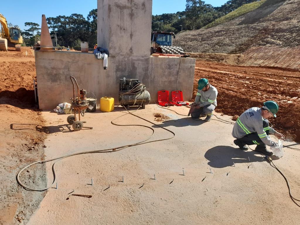 Equipe trabalhando em uma frente de injeção epóxi em concreto