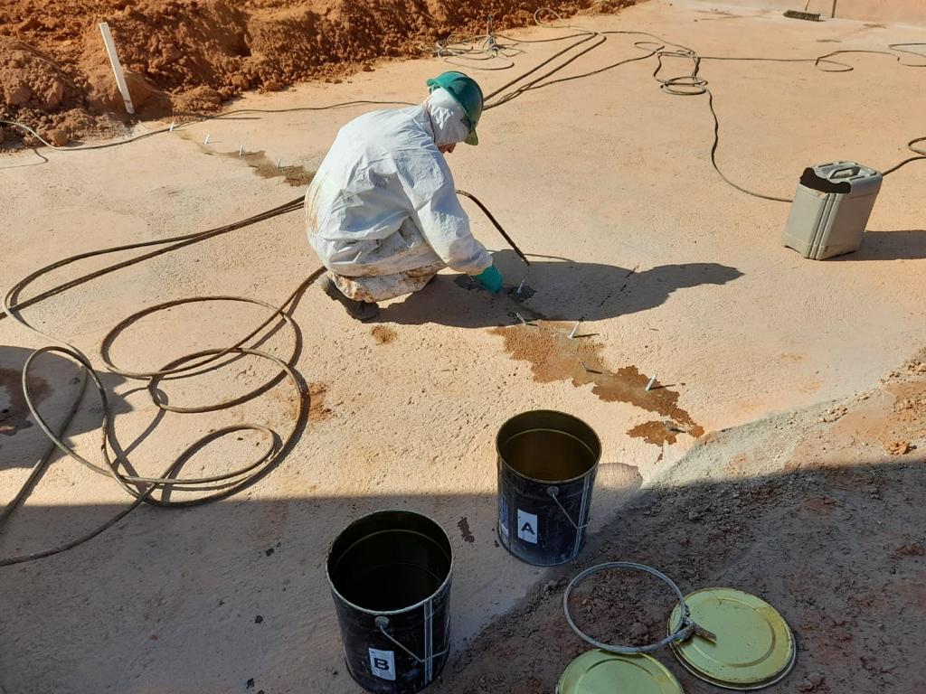 Profissional trabalhando junto aos recipientes de material
