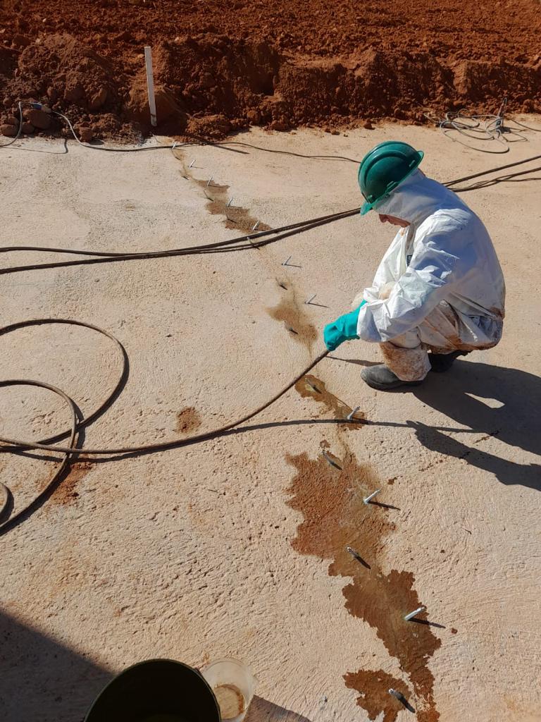 Profissional trabalhando nos pontos preparados para injeção