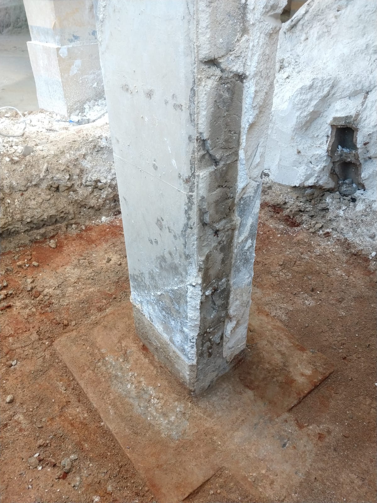 Detalhe da base de um pilar de concreto
