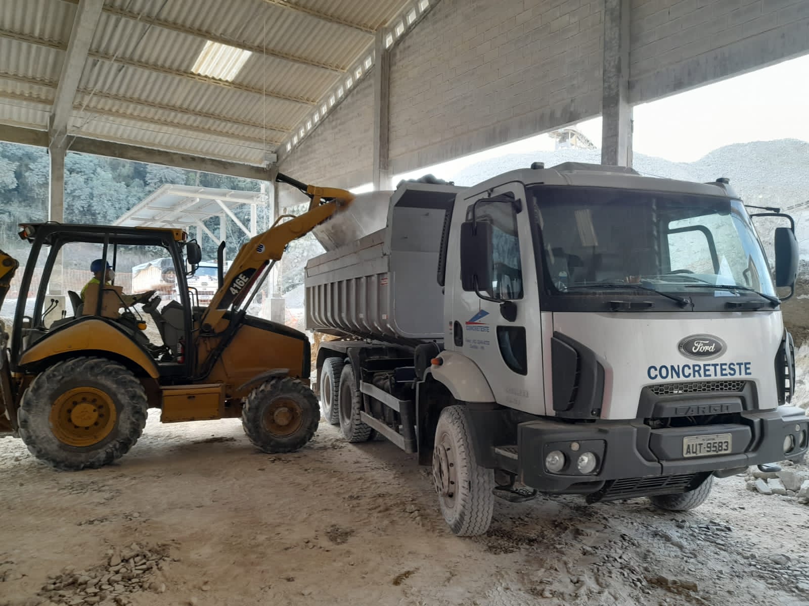 Equipamentos e caminhão da Concreteste no galpão