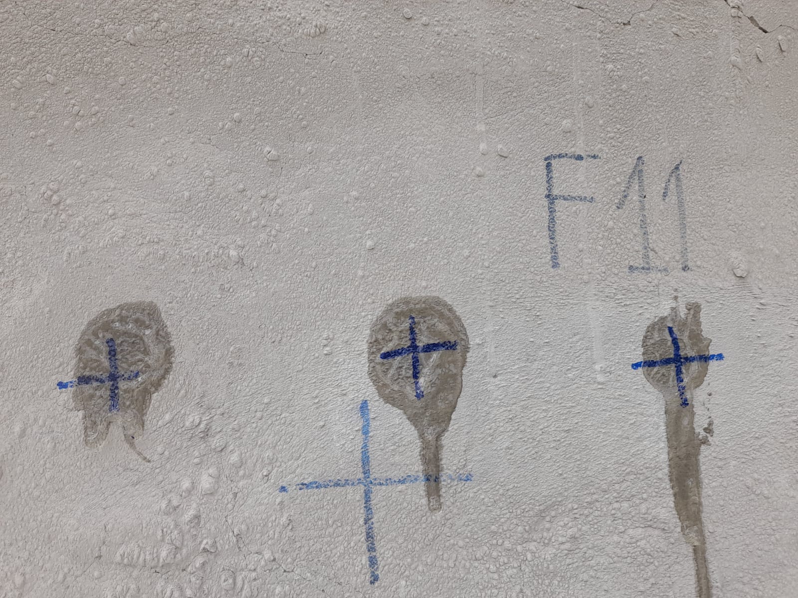 Pontos de ensaio identificados na superfície de concreto