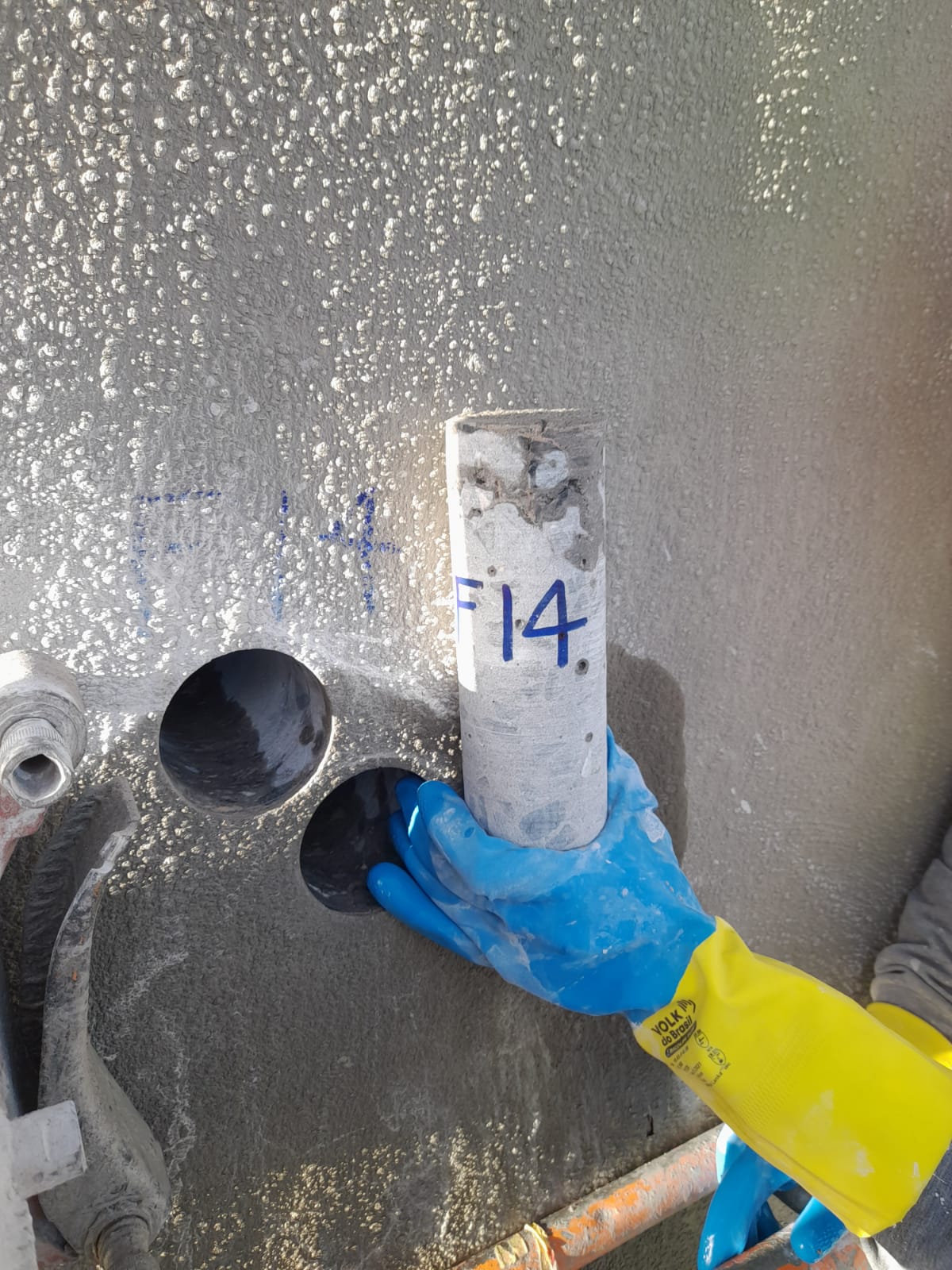 Testemunho de concreto identificado como F14