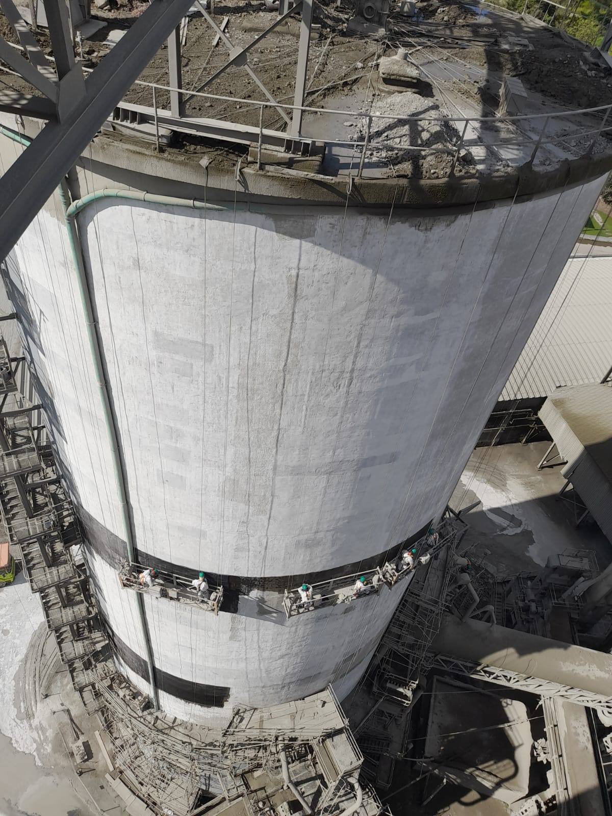 Vista aérea do silo e das plataformas de trabalho