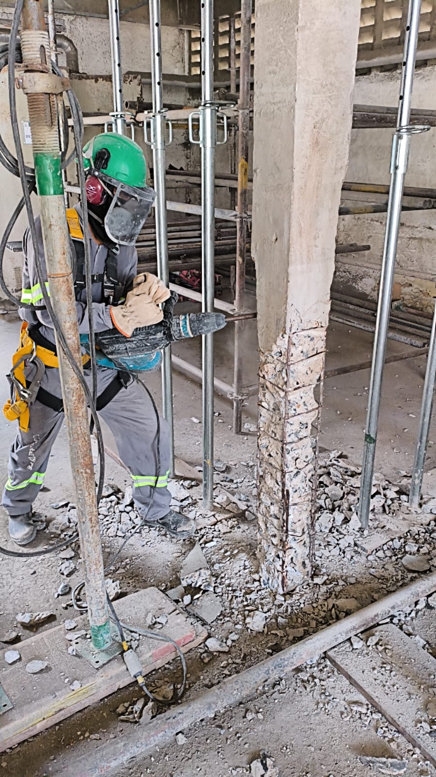 Profissional intervindo em pilar de concreto