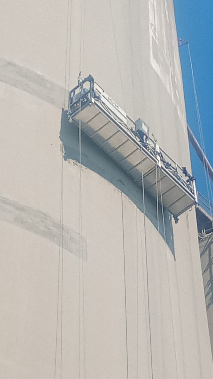 Plataforma suspensa junto à parede externa do silo