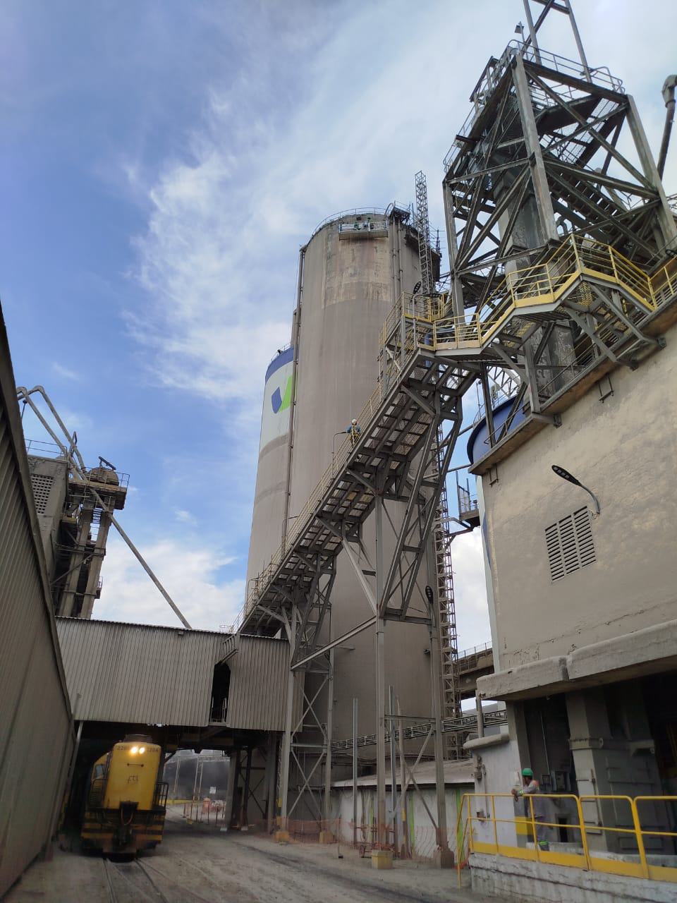 Vista geral do silo e das instalações industriais em Sobral, Ceará